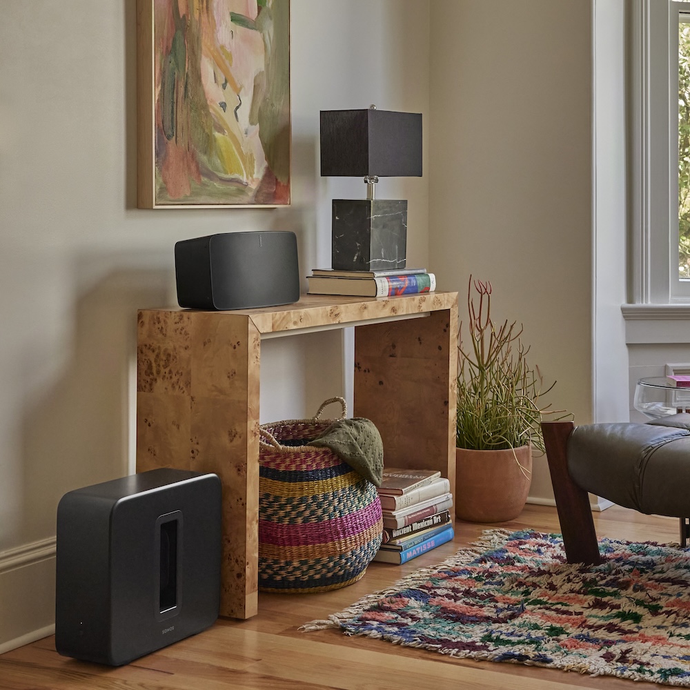 Lifestyle_FIVE_SUB4_Black_Brownstone01